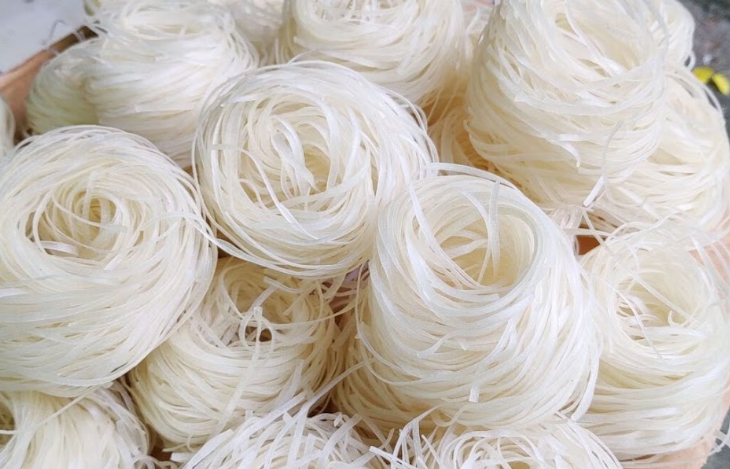 Mức giá phổ biến của mì gạo khoảng từ 20.000 đến 90.000 đồng cho mỗi kg